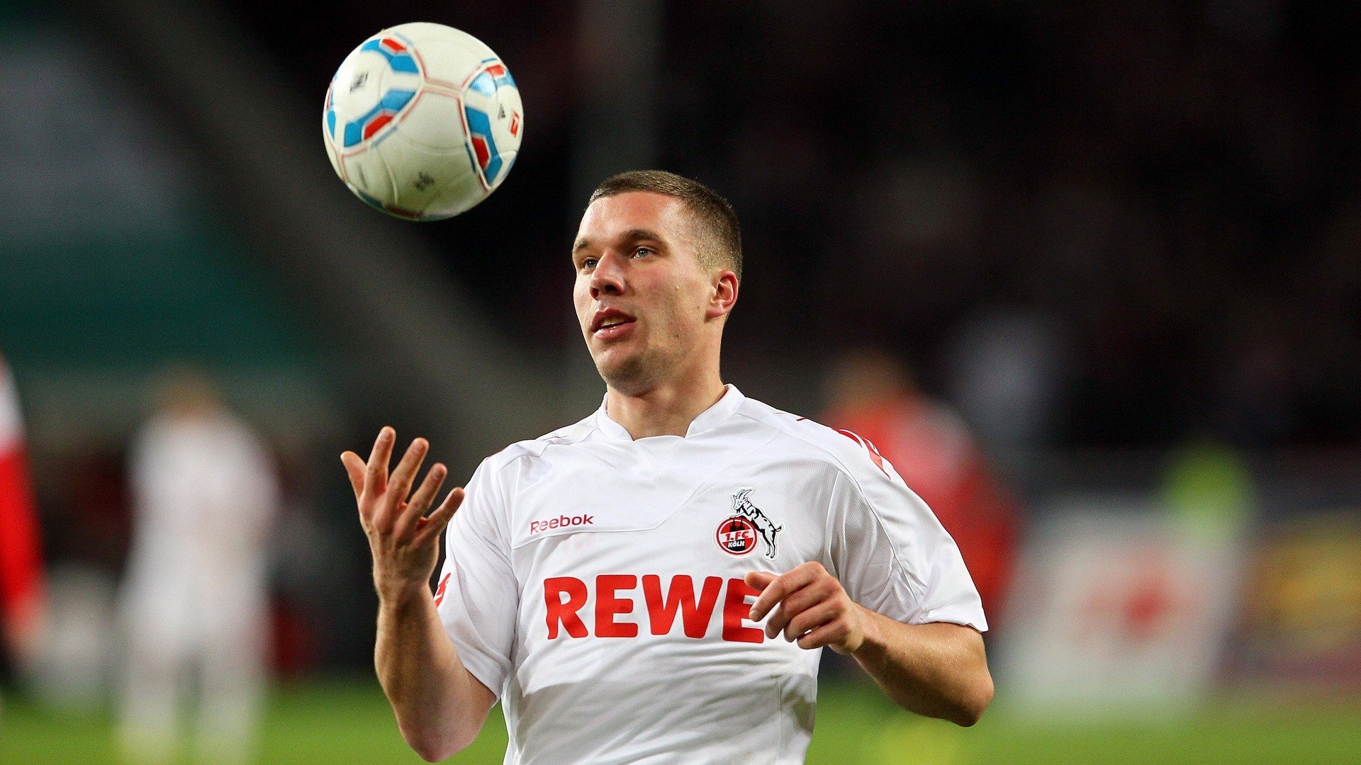 英超激烈角逐，豪门纷纷奋战追赶