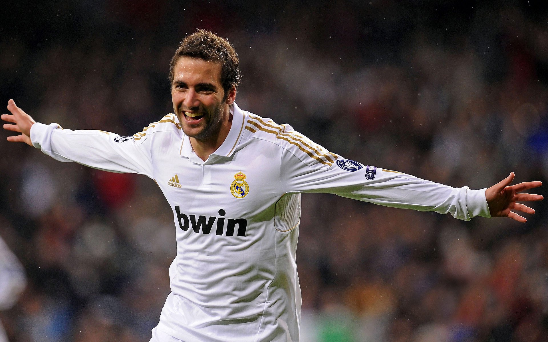 足球运动员利用社交媒体打造个人影响力，拓展多元发展，足球社交是什么